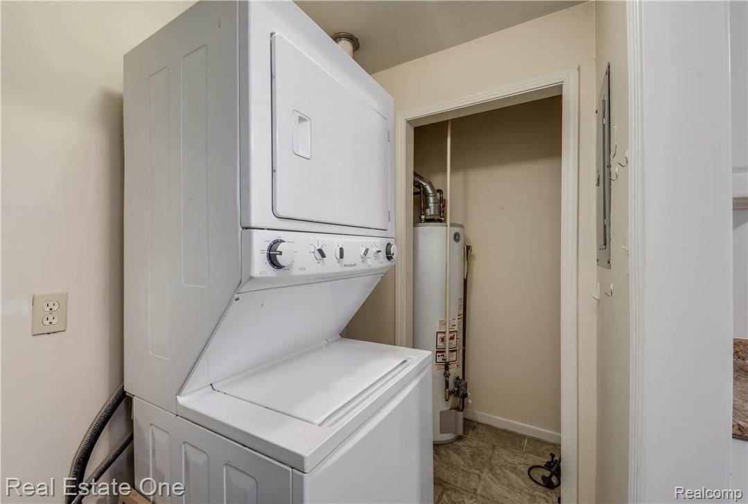 37302 Bendix Street Wayne, MI 48184 - Photo 9 of 28 DSC_8884.jpg