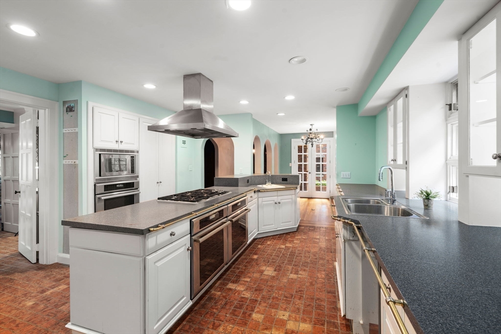 43 Monadnock Road Wellesley, MA 02481 - Photo 12 of 42