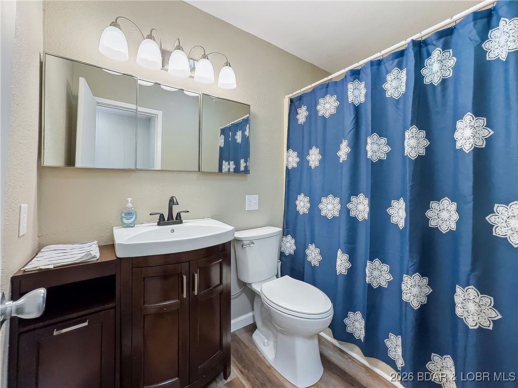 160 Bridgeview Road Camdenton, MO 65020 - Photo 11 of 49 Full bathroom off living room and bedrooms.