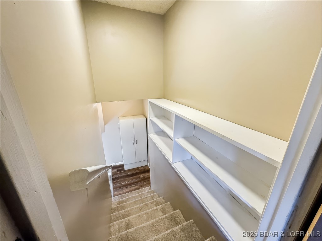 160 Bridgeview Road Camdenton, MO 65020 - Photo 29 of 49 Display shelving on stairs to primary suite.