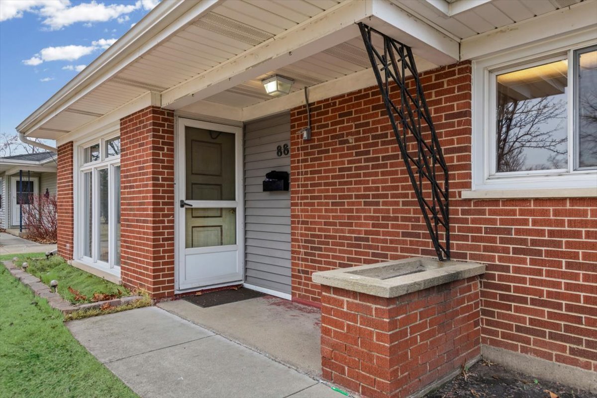 88 West Wayne Place Wheeling, IL 60090 - Photo 2 of 16