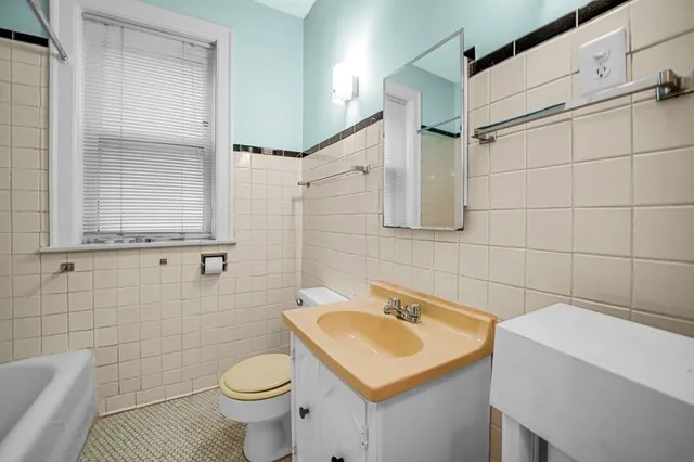 $275,000 | 7652 South Cornell Avenue, Chicago, IL 60649