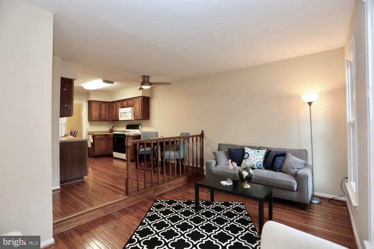 4862 Carriagepark Road Fairfax, VA 22032 - Photo 4 of 30 Living Room