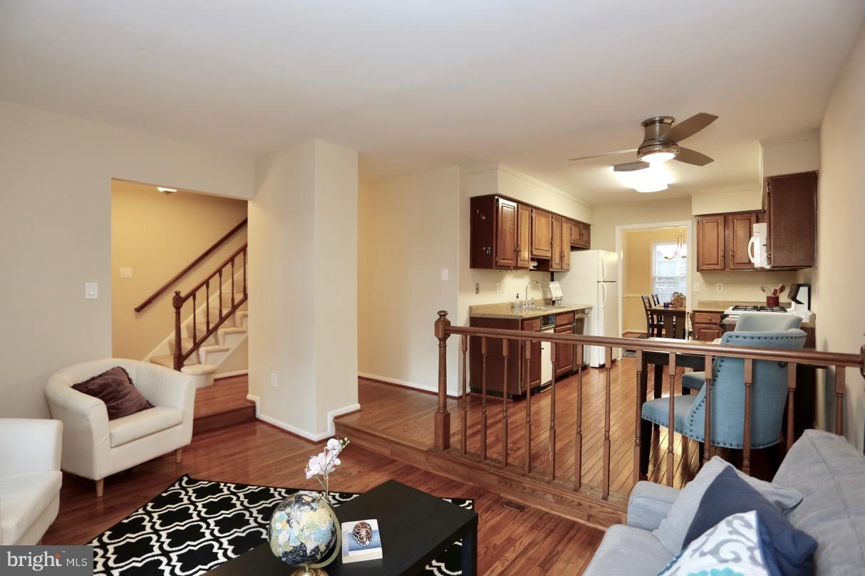 4862 Carriagepark Road Fairfax, VA 22032 - Photo 5 of 30 Living Room