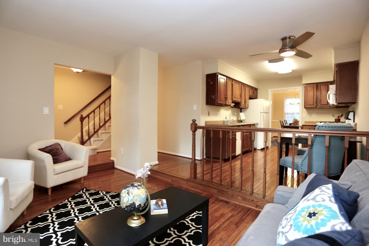 4862 Carriagepark Road Fairfax, VA 22032 - Photo 6 of 30 Living Room