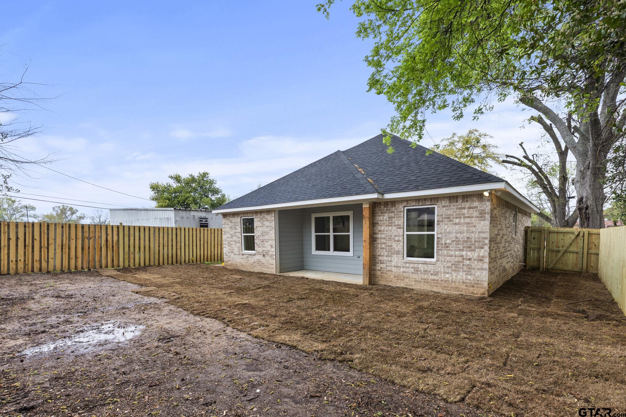 712 West 3rd Tyler, TX 75701 - Photo 5 of 28 front view of a house with a yard