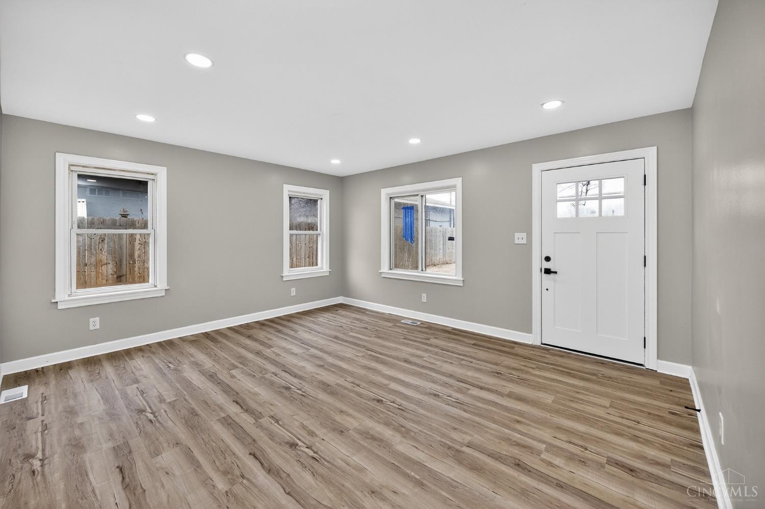 2804 Yankee Road Middletown, OH 45044 - Photo 2 of 37