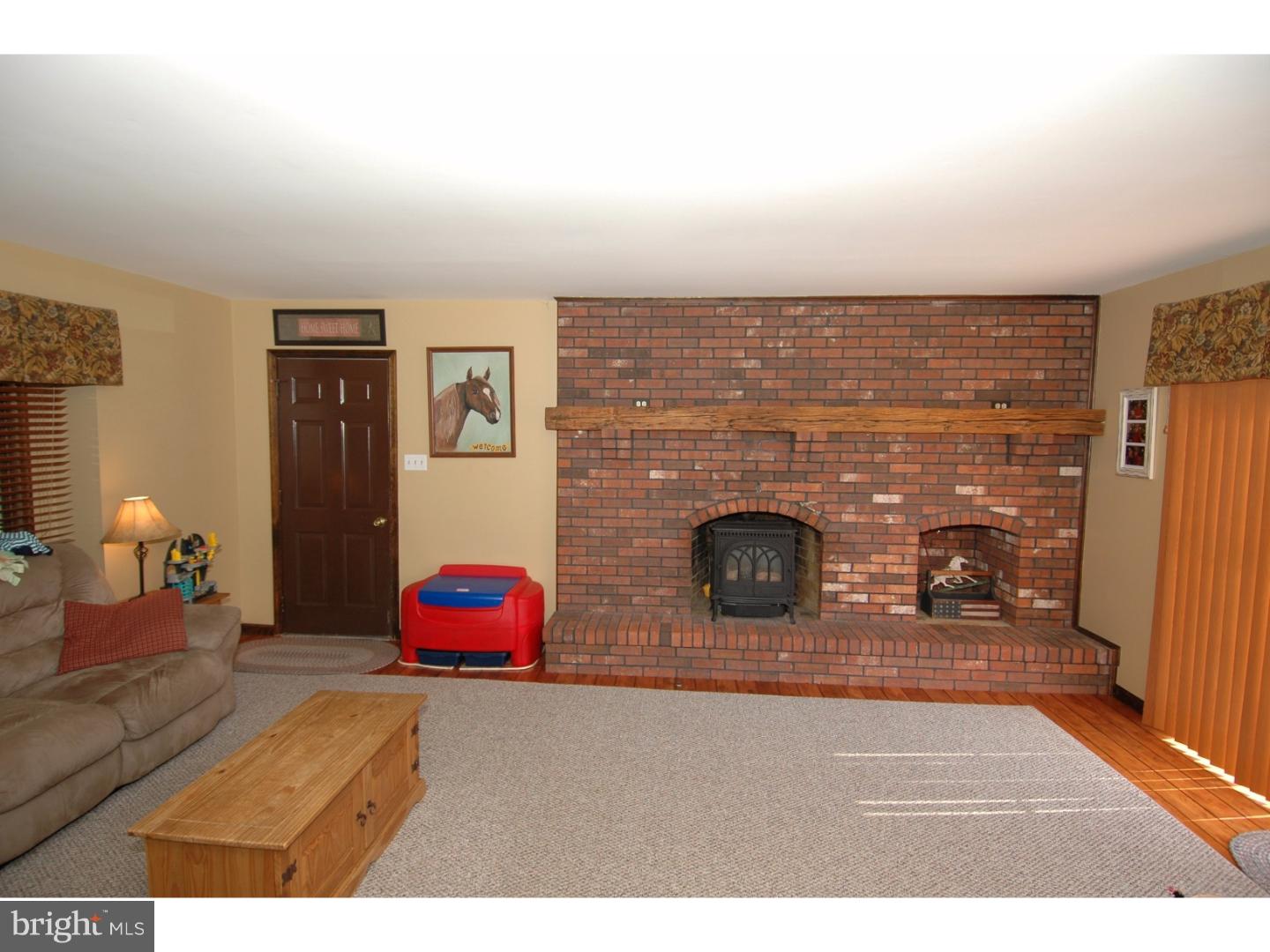 486 Island Road Columbus, NJ 08022 - Photo 10 of 25 Family Room