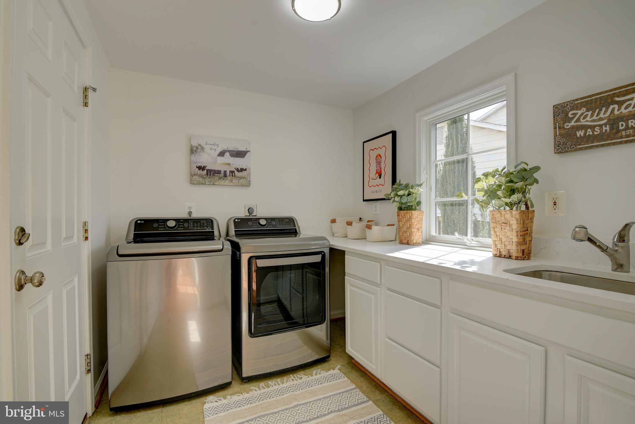 1522 Coat Ridge Road Herndon, VA 20170 - Photo 12 of 41 Main Lvl Laundry w/ Sunny Window, Quartz Counters.