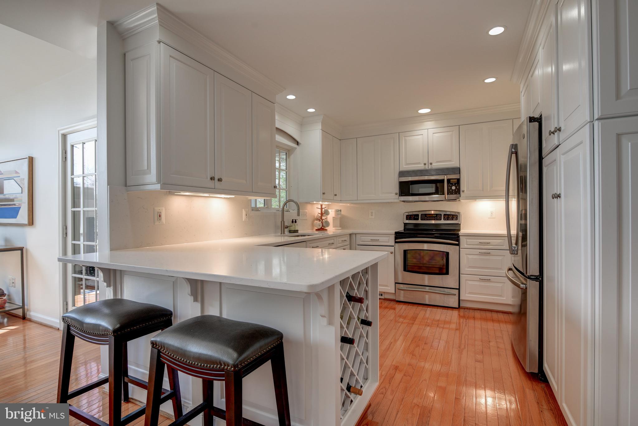 1522 Coat Ridge Road Herndon, VA 20170 - Photo 9 of 41 Kitchen Breakfast Bar, Quartz Counters/Backsplash.