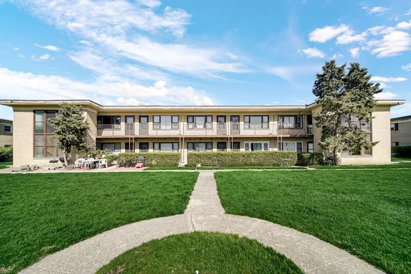 $140,000 | 38 North King Arthur Court, Unit 12, Melrose Park, IL 60164