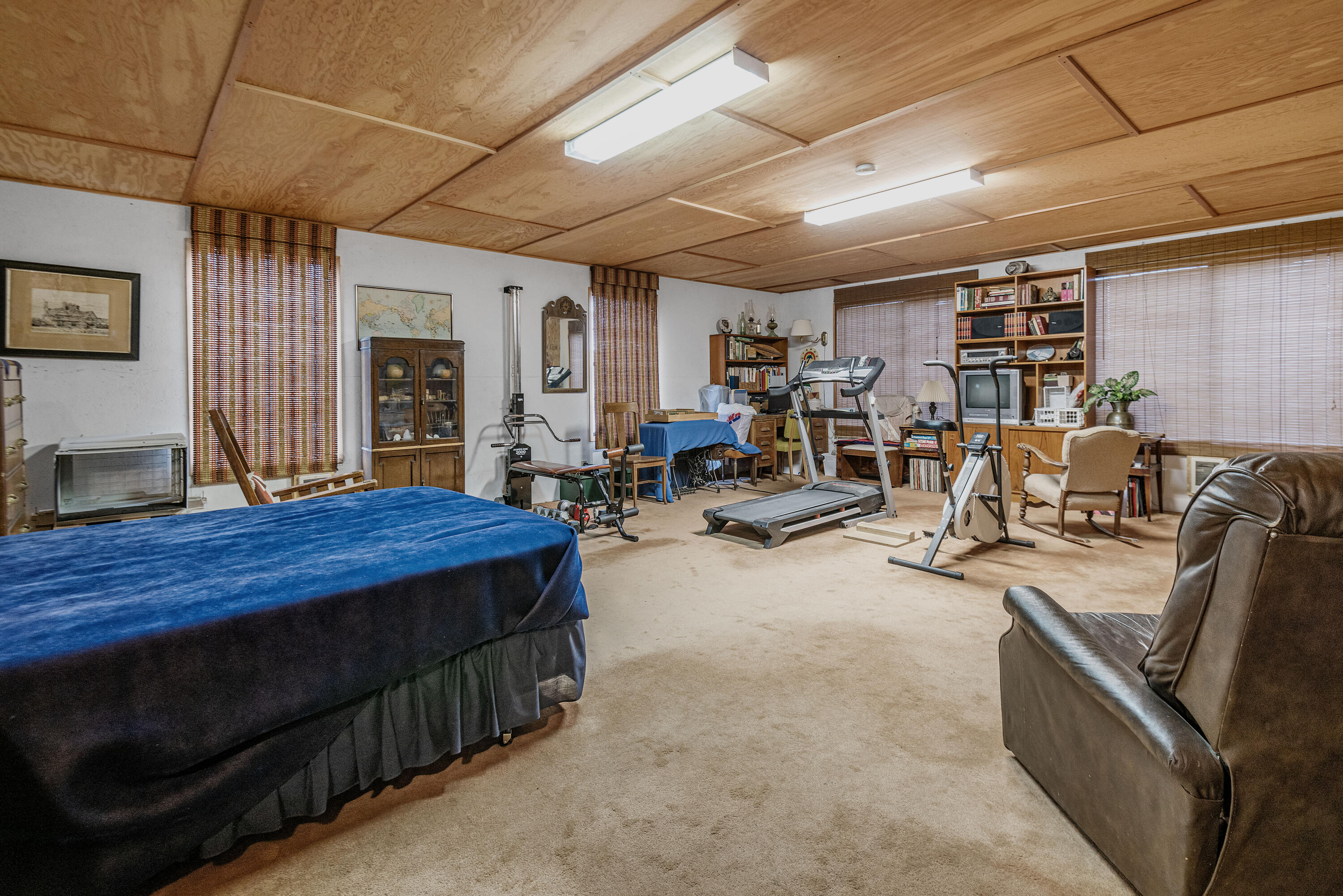 22252 Nelson Road Bend, OR 97701 - Photo 19 of 21 a bed room with furniture and a chandelier