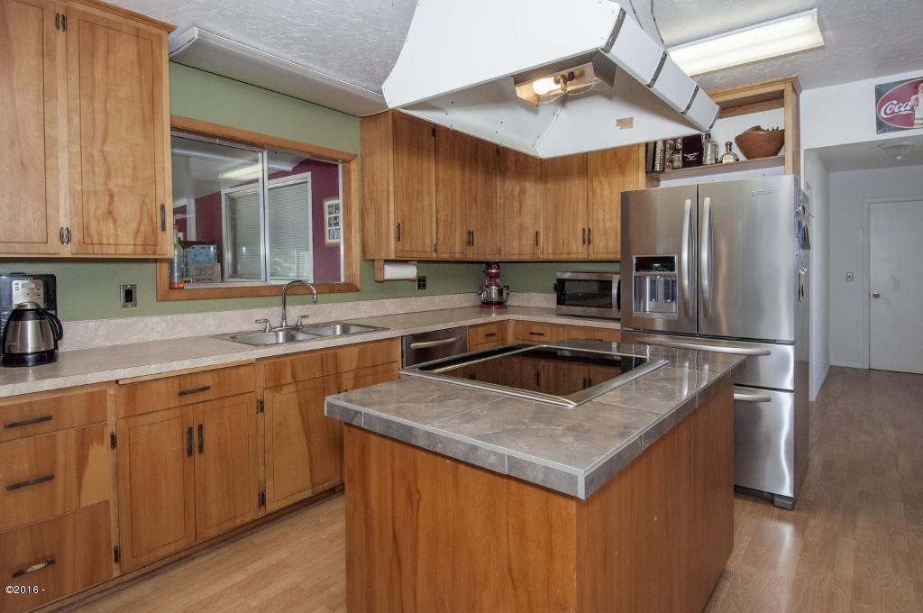 316 Old River Road Northeast Siletz, OR 97380 - Photo 11 of 37 Kitchen - View 4 (1024x680)
