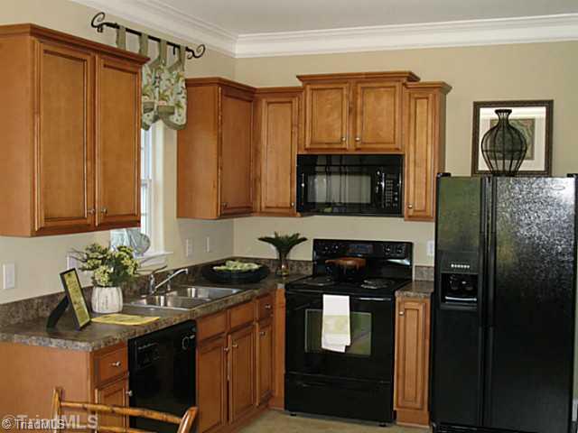 3762 Shadow Ridge Drive High Point, NC 27265 - Photo 5 of 10 Kitchen.
