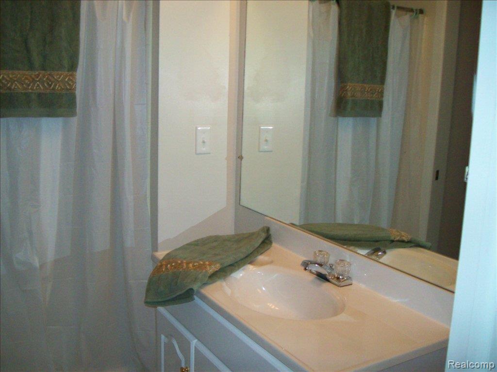 661 Oakbrook West, Unit 10 Rochester, MI 48307 - Photo 16 of 20 JACL & JILL BATH