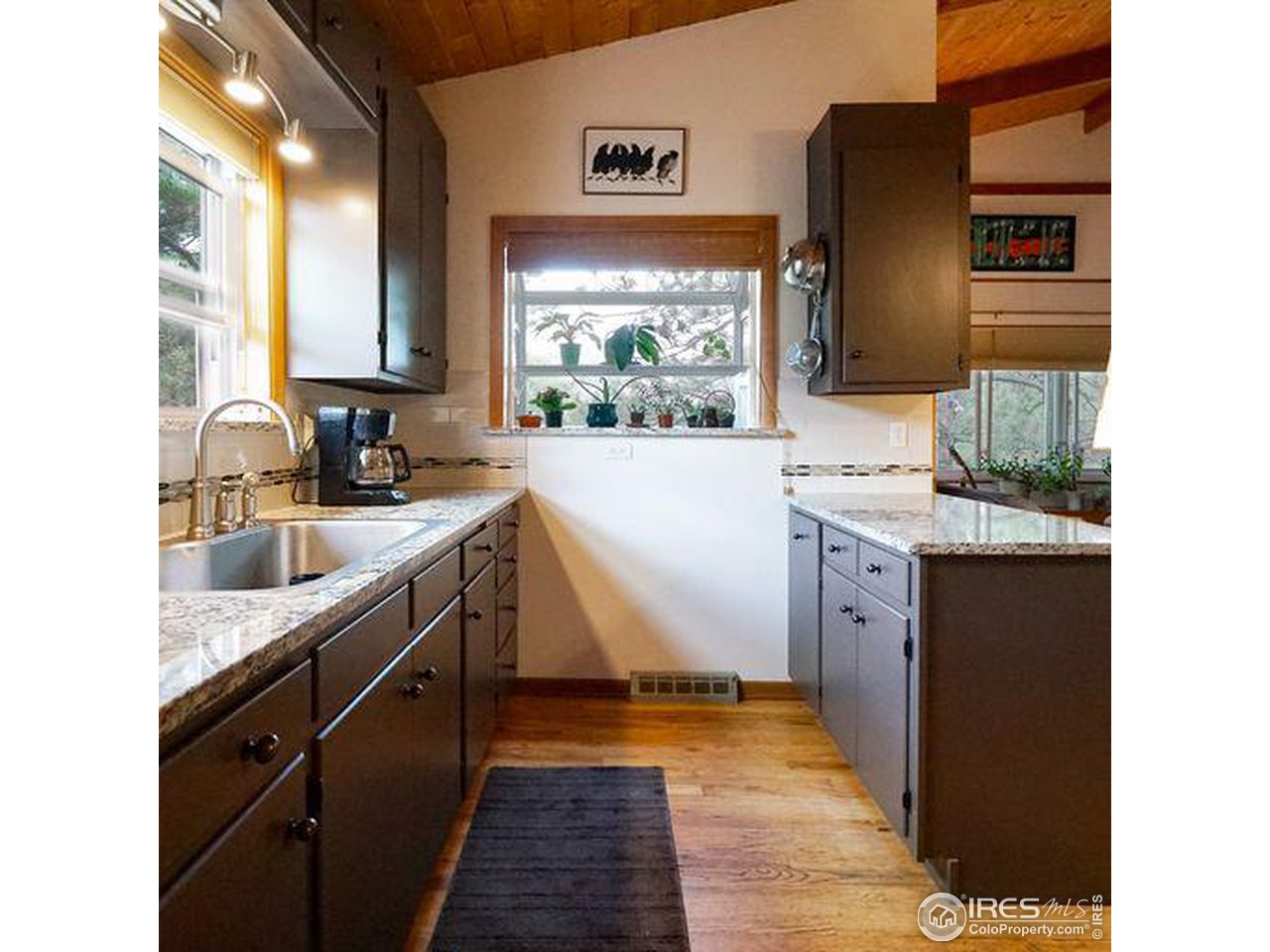 44 Cheyenne Road Lyons, CO 80540 - Photo 11 of 35 Bright & sunny kitchen with bay window.