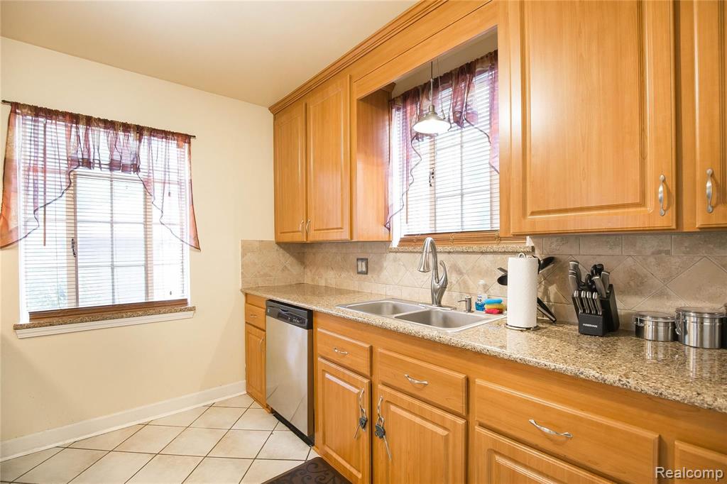 19530 Stratford Road Detroit, MI 48221 - Photo 12 of 39