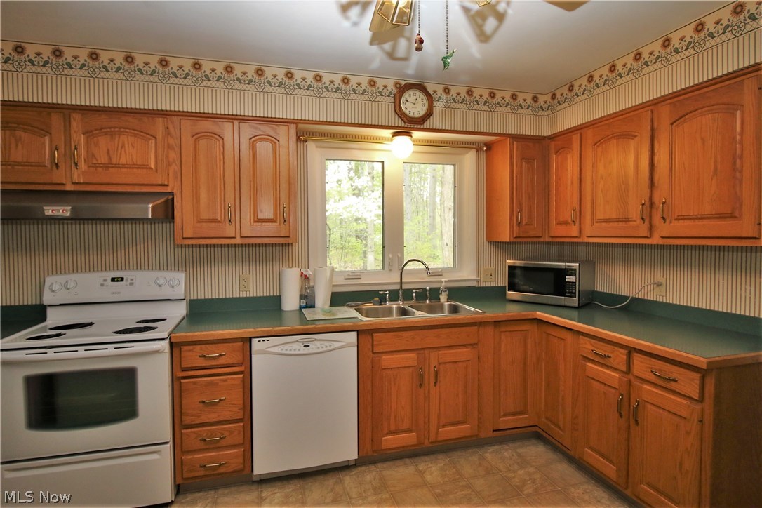 196 Taylor Road Barberton, OH 44203 - Photo 10 of 31 Gallery Image 10