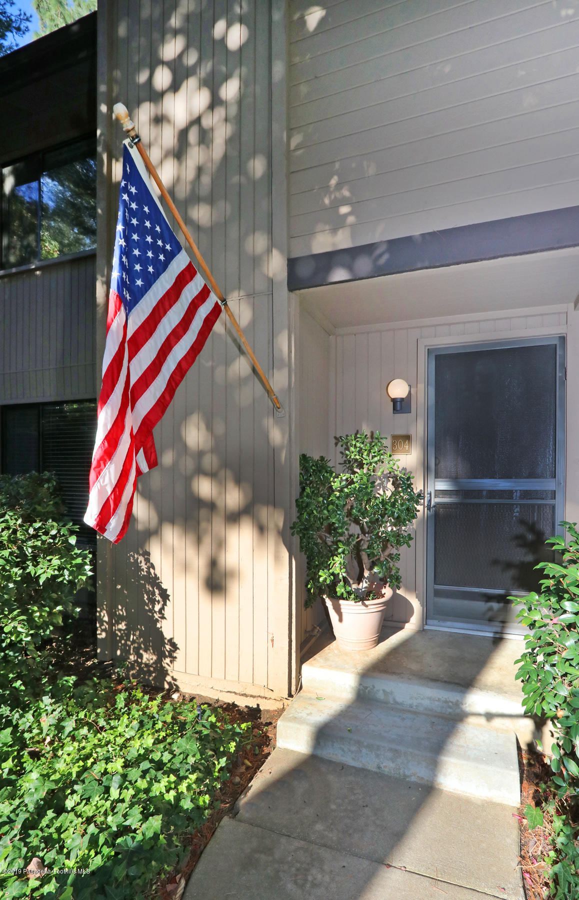 304 North Orange Grove Boulevard Pasadena, CA 91103 - Photo 2 of 22 MLS_2_FrontEntry