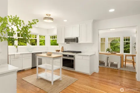 $1,098,000 | 14864 Sivertson Road Northeast, Bainbridge Island, WA 98110