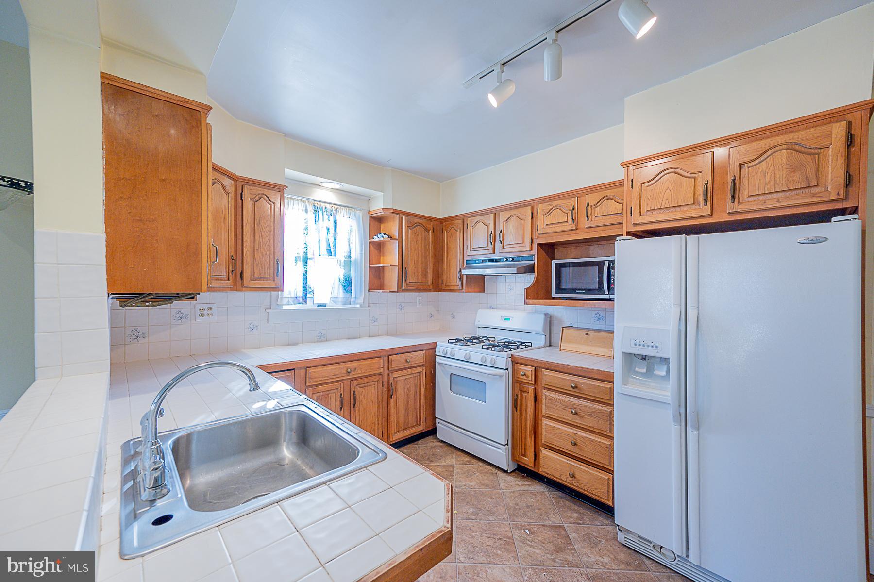 5565 Ashbourne Road Baltimore, MD 21227 - Photo 19 of 47 KITCHEN