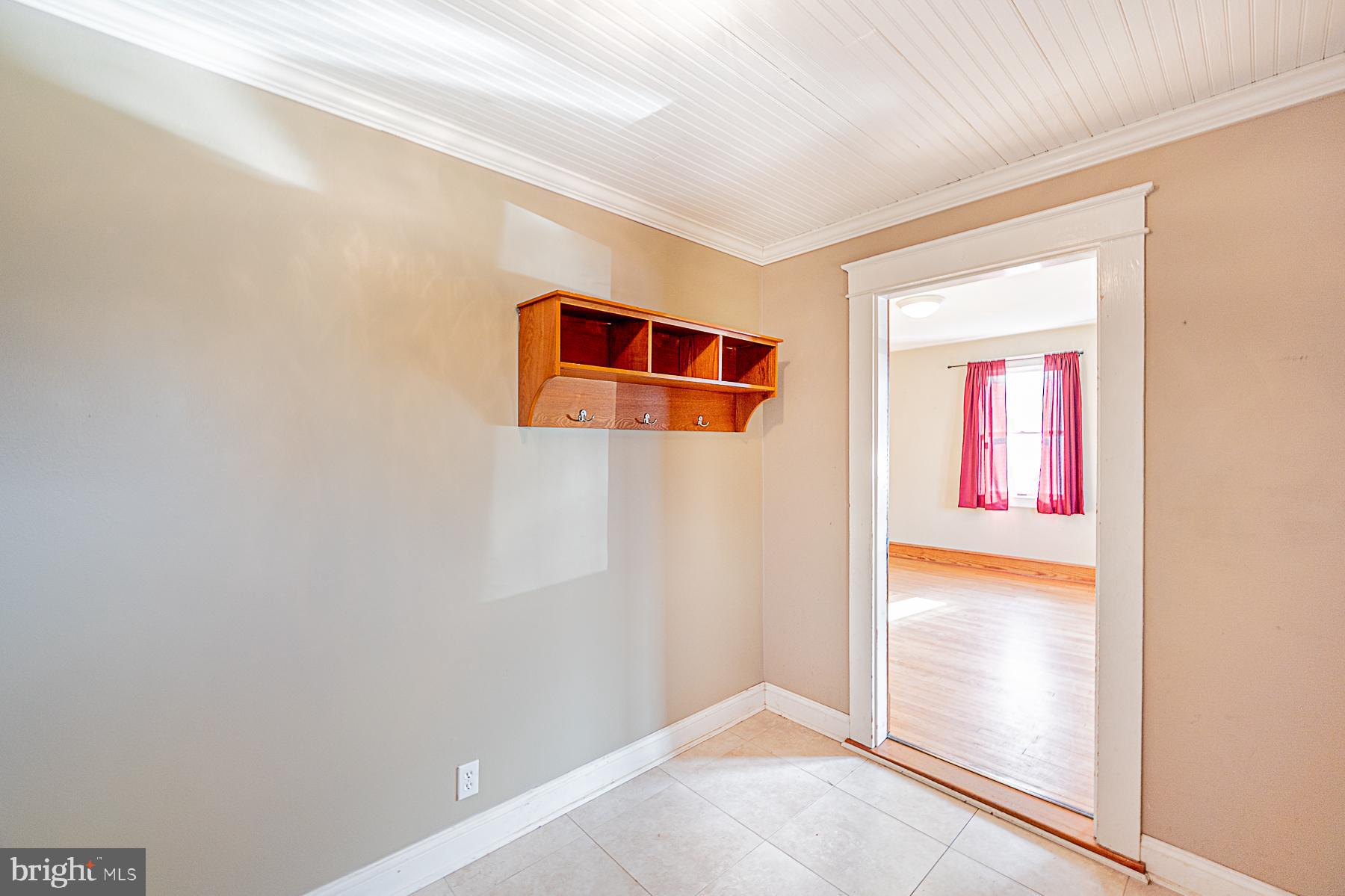 5565 Ashbourne Road Baltimore, MD 21227 - Photo 7 of 47 FOYER