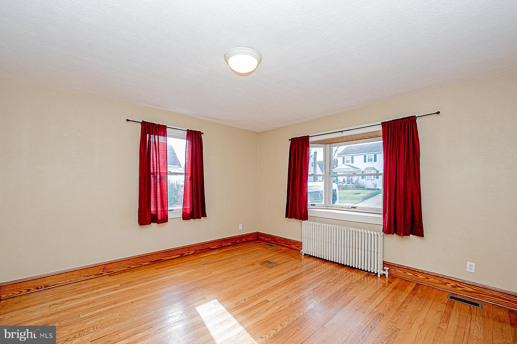 5565 Ashbourne Road Baltimore, MD 21227 - Photo 8 of 47 LIVING ROOM