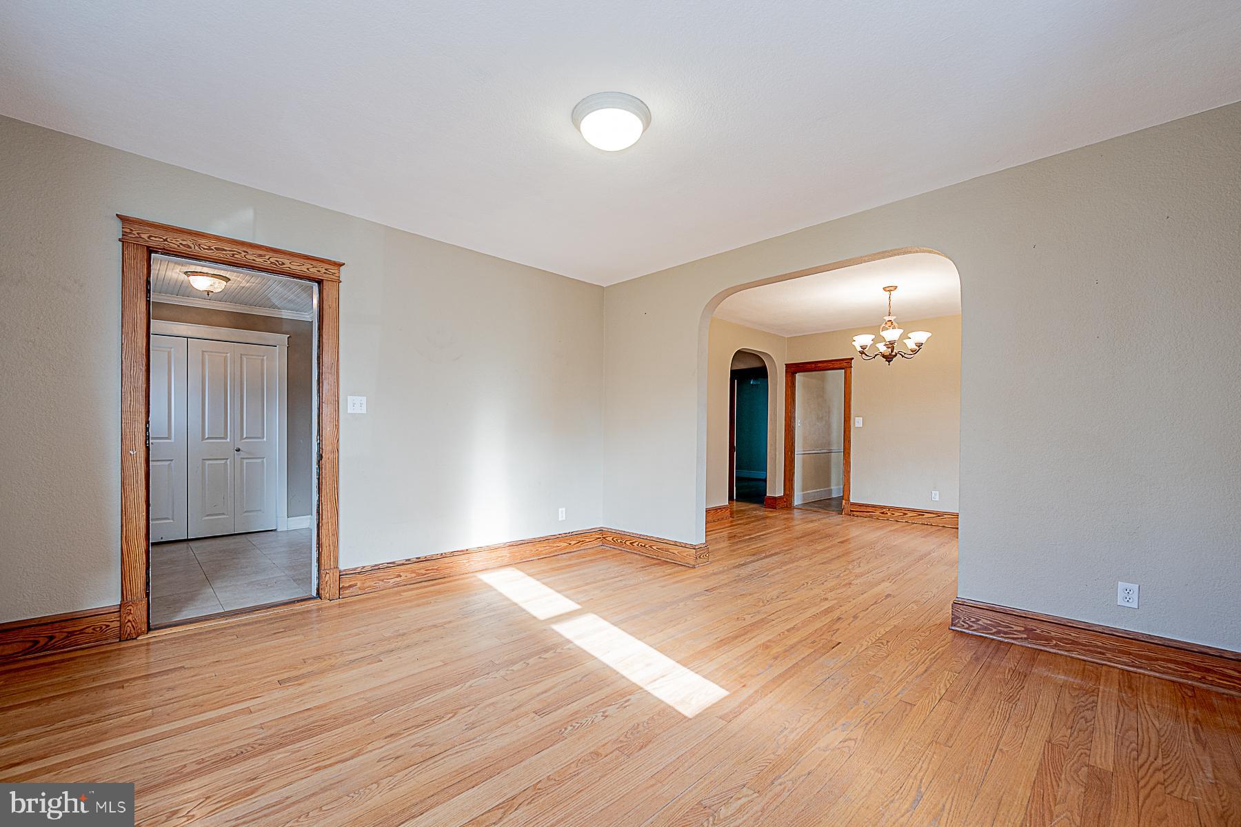 5565 Ashbourne Road Baltimore, MD 21227 - Photo 9 of 47 LIVING ROOM
