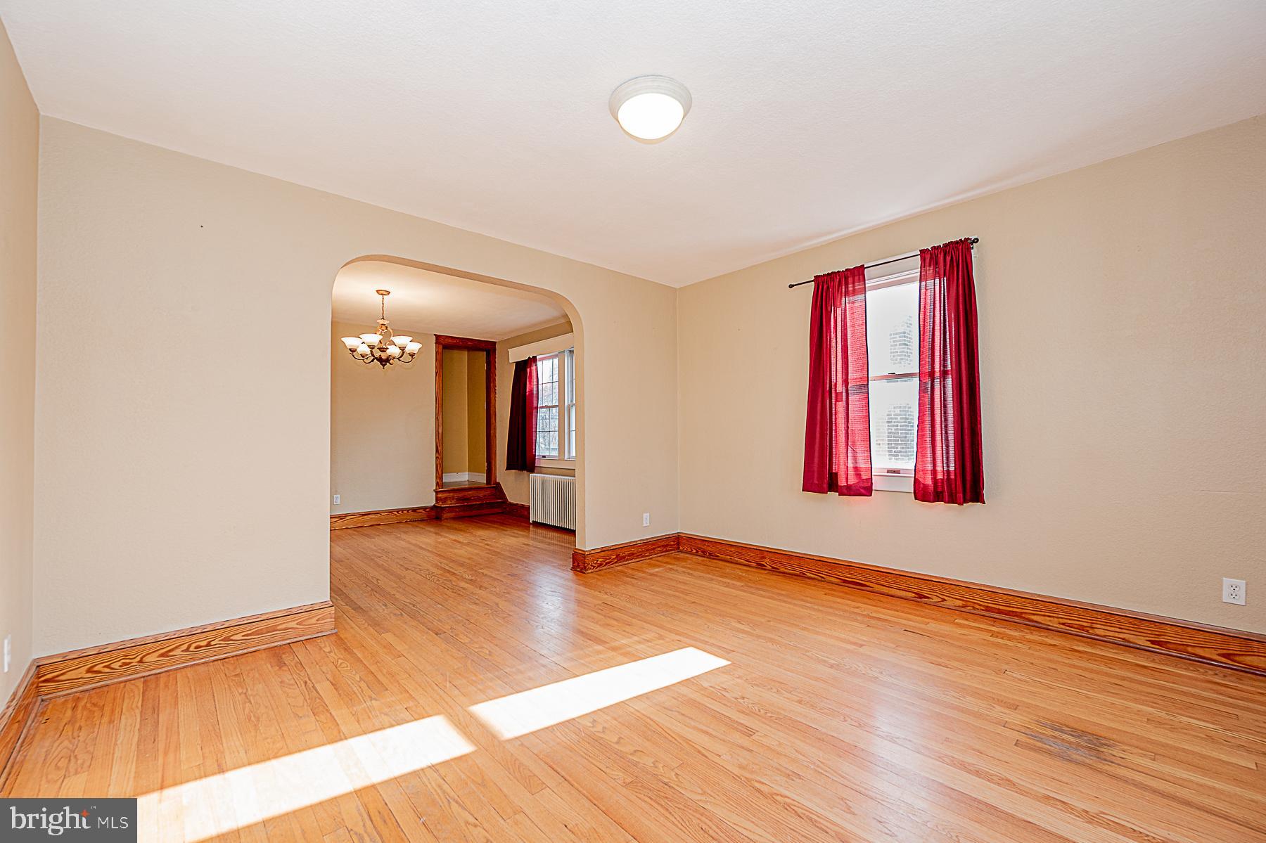 5565 Ashbourne Road Baltimore, MD 21227 - Photo 10 of 47 LIVING ROOM