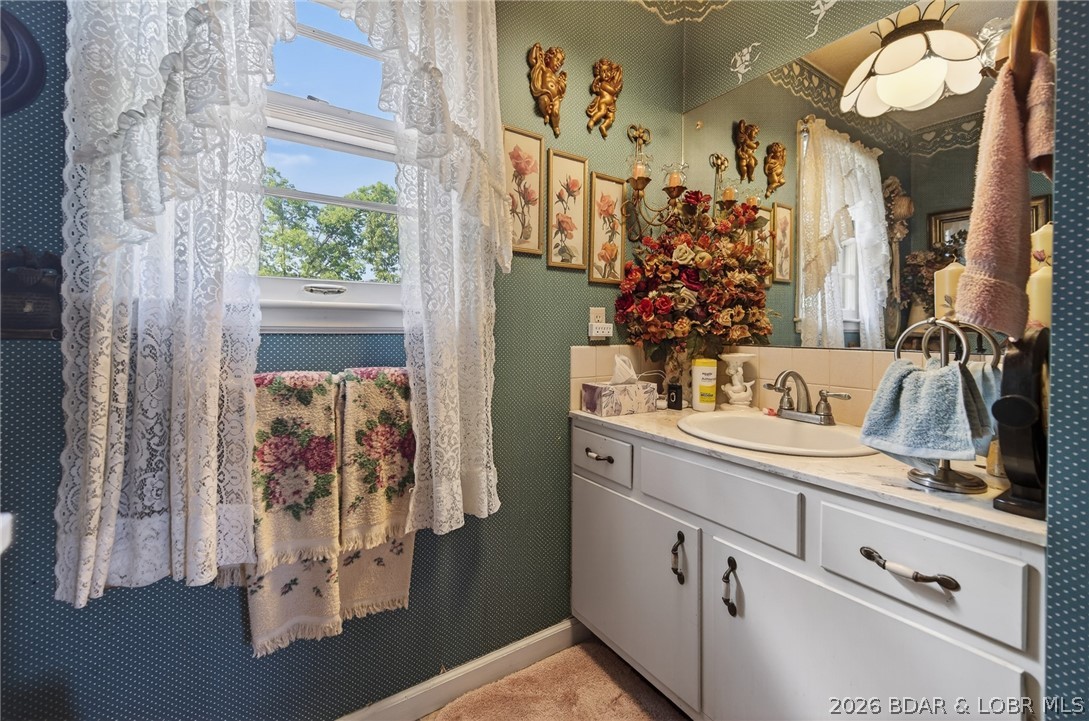 108 Dunwurkin Road Laurie, MO 65037 - Photo 25 of 63 Main level, full bathroom.