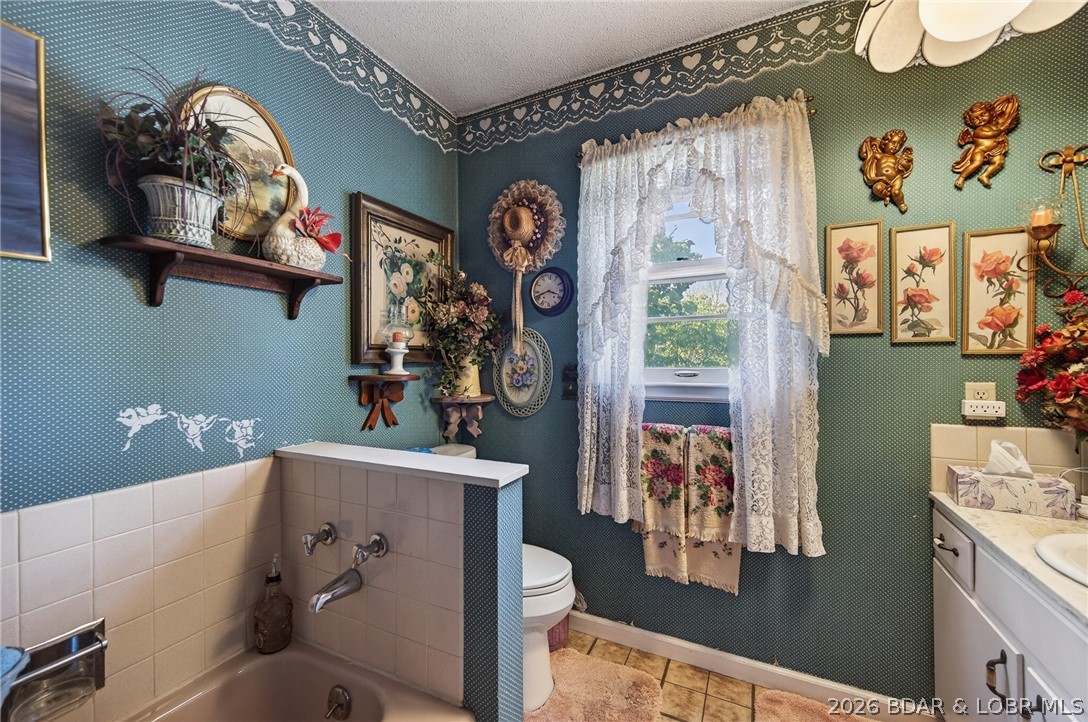 108 Dunwurkin Road Laurie, MO 65037 - Photo 26 of 63 Main level, full bathroom.