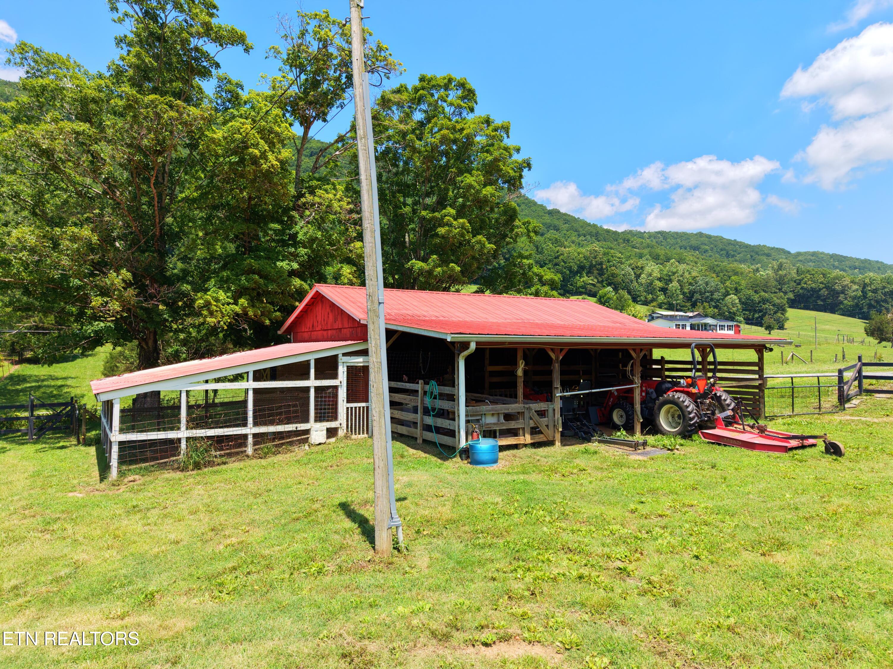 1319 Ideal Valley Road Spring City, TN 37381 - Photo 40 of 49 barn photos _1.24.1