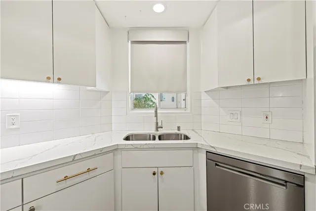 $749,000 | 390 South Sepulveda Boulevard, Unit 105, Los Angeles, CA 90049