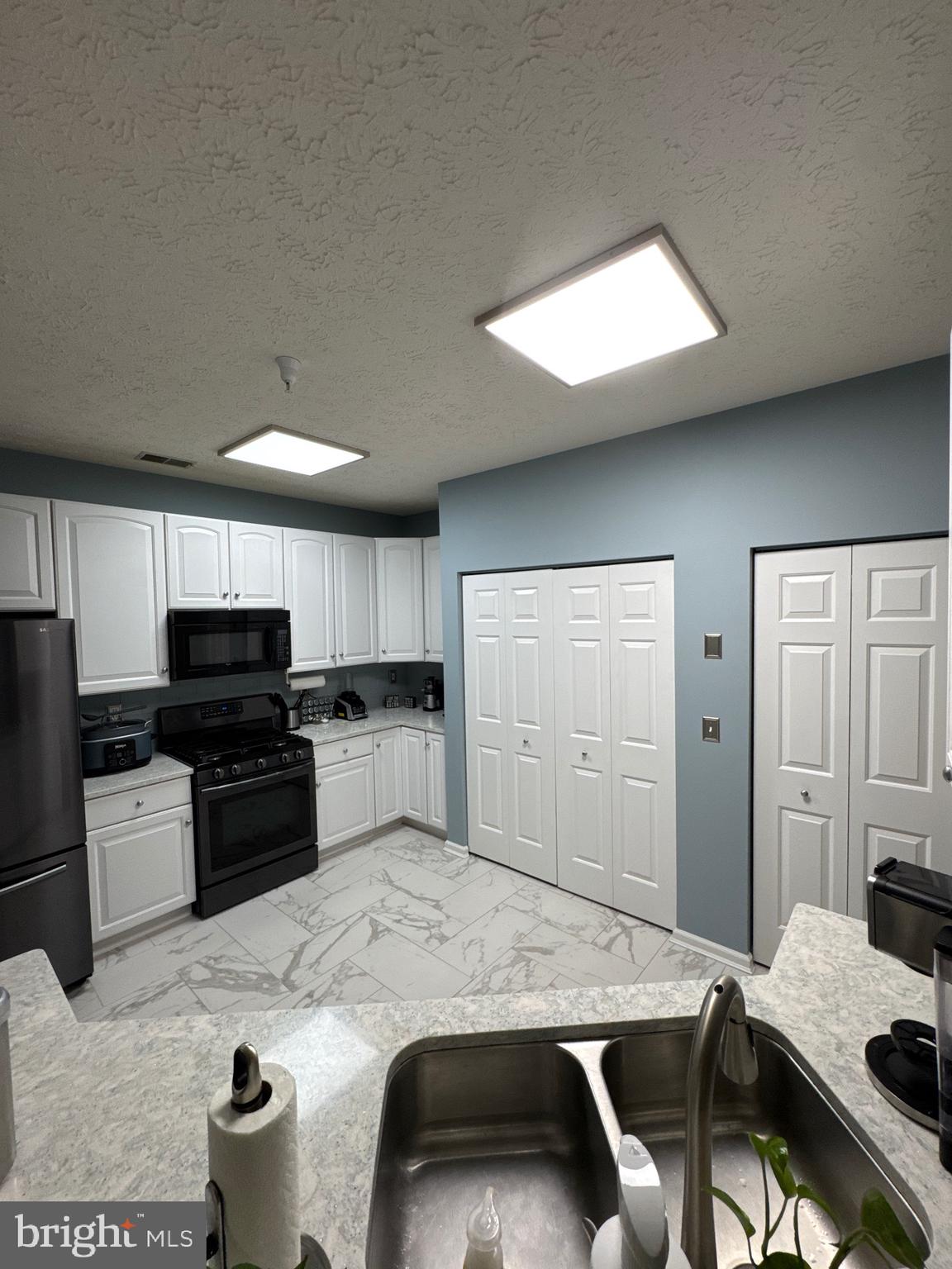 5144 Brightleaf Court, Unit 5144 Rosedale, MD 21237 - Photo 9 of 47 a kitchen with a stove a refrigerator and a sink