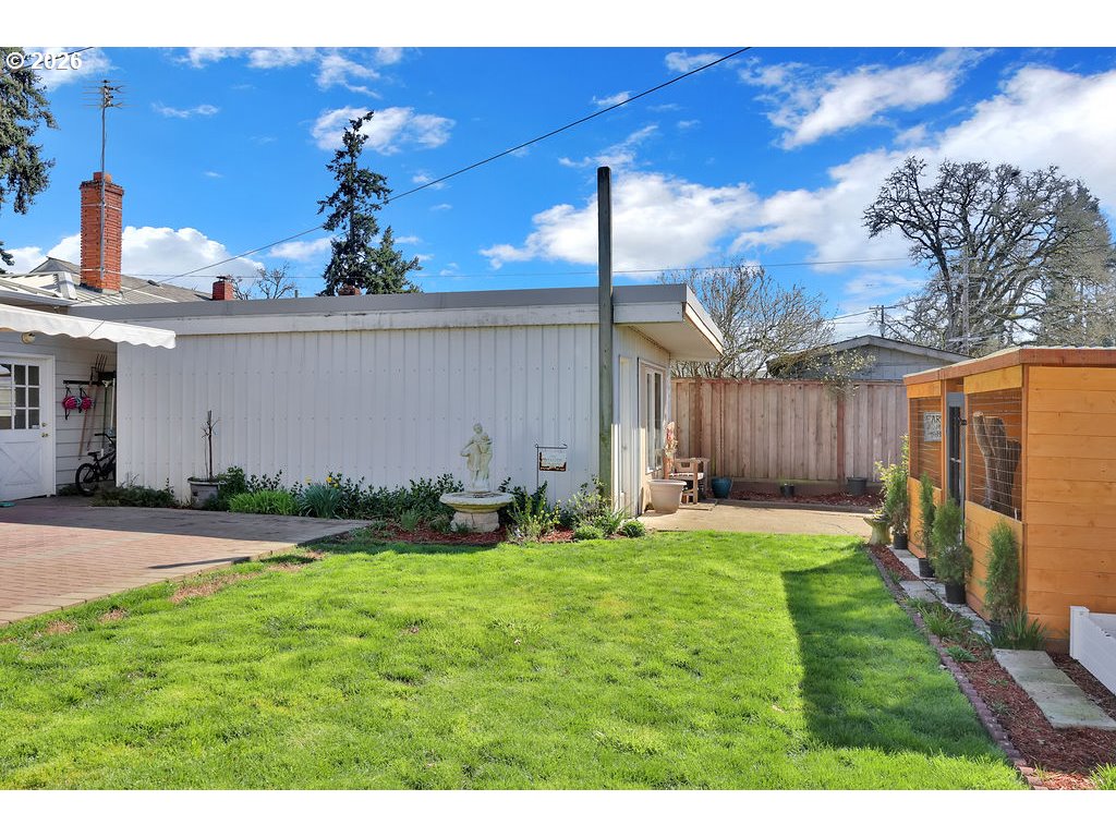 1355 Juniper Street Junction City, OR 97448 - Photo 41 of 45 a backyard of a house