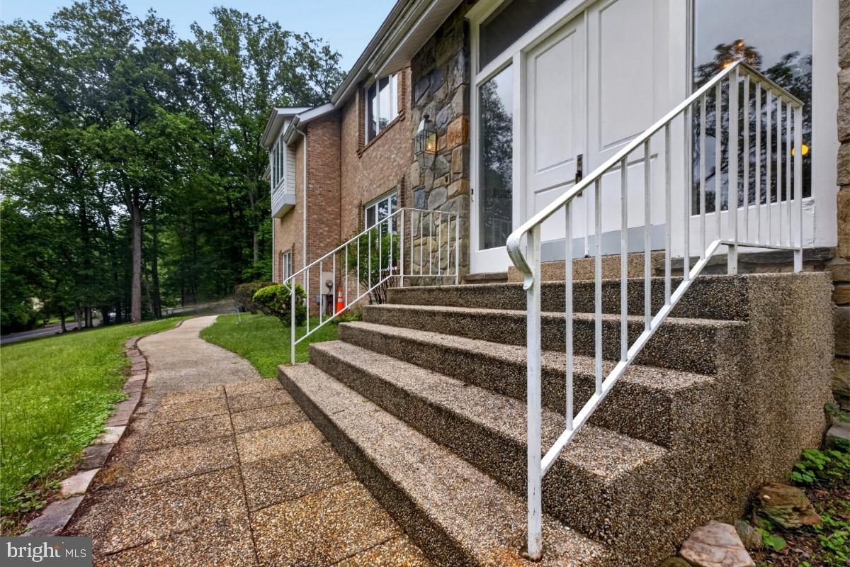 10320 Glen Road Potomac, MD 20854 - Photo 3 of 75