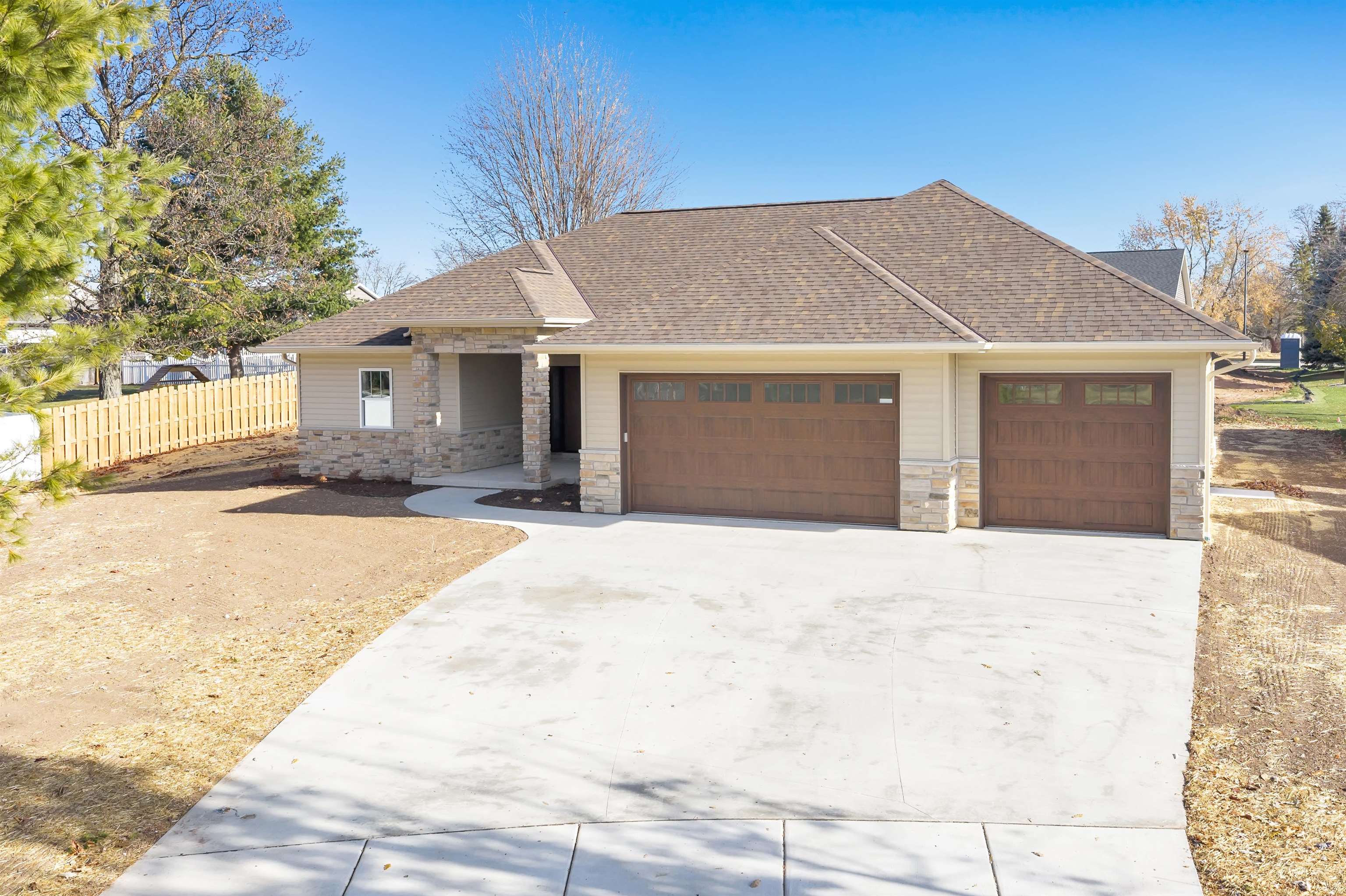 475 Earnhardt Court Green Bay, WI 54311 - Photo 2 of 31