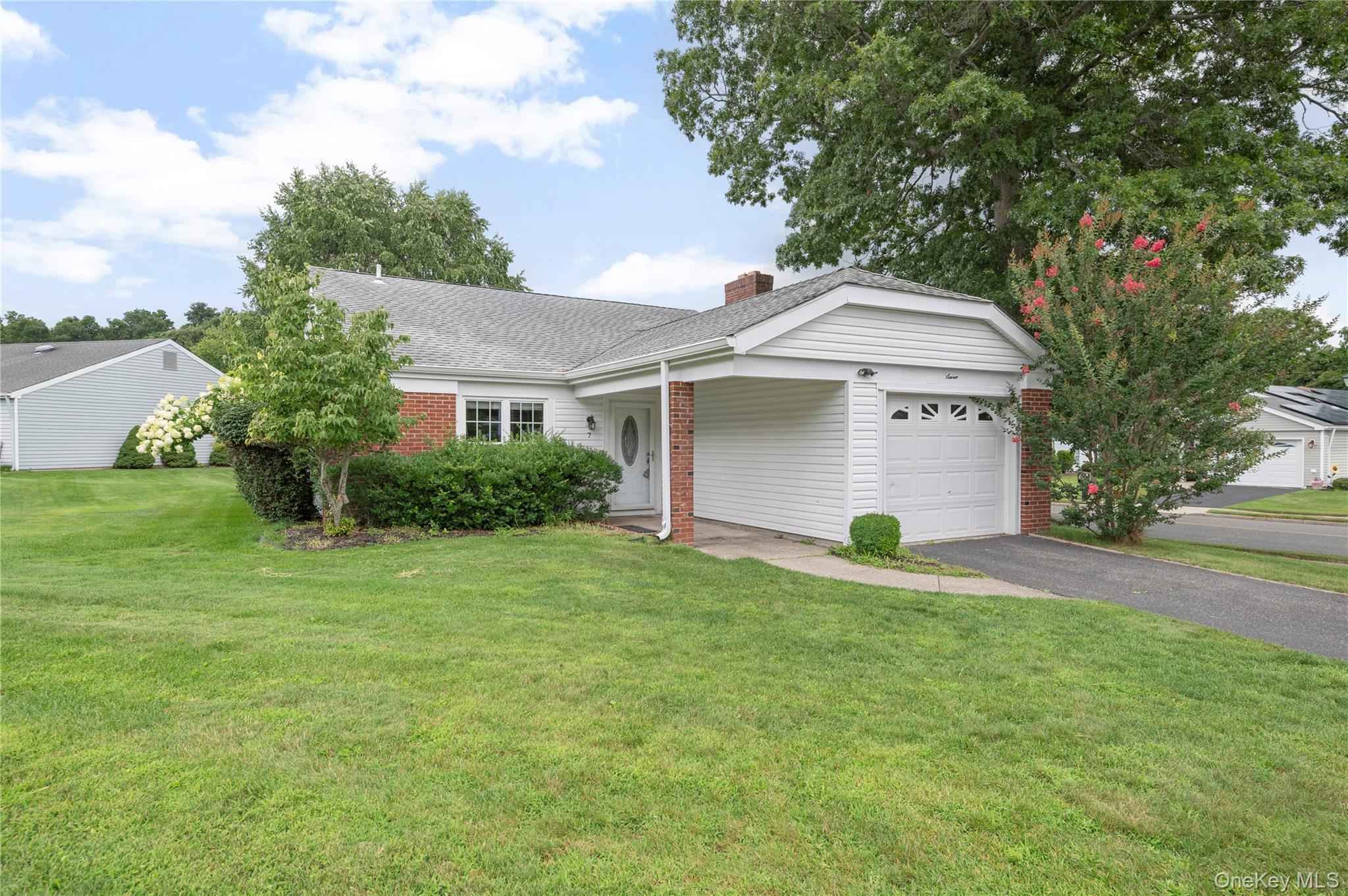 7 Avon Court Ridge, NY 11961 - Photo 2 of 17 Gallery Image 2