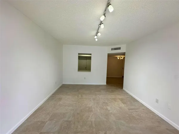 $2,100 | 50 Southwest 3rd Avenue, Unit 110, Boca Raton, FL 33432