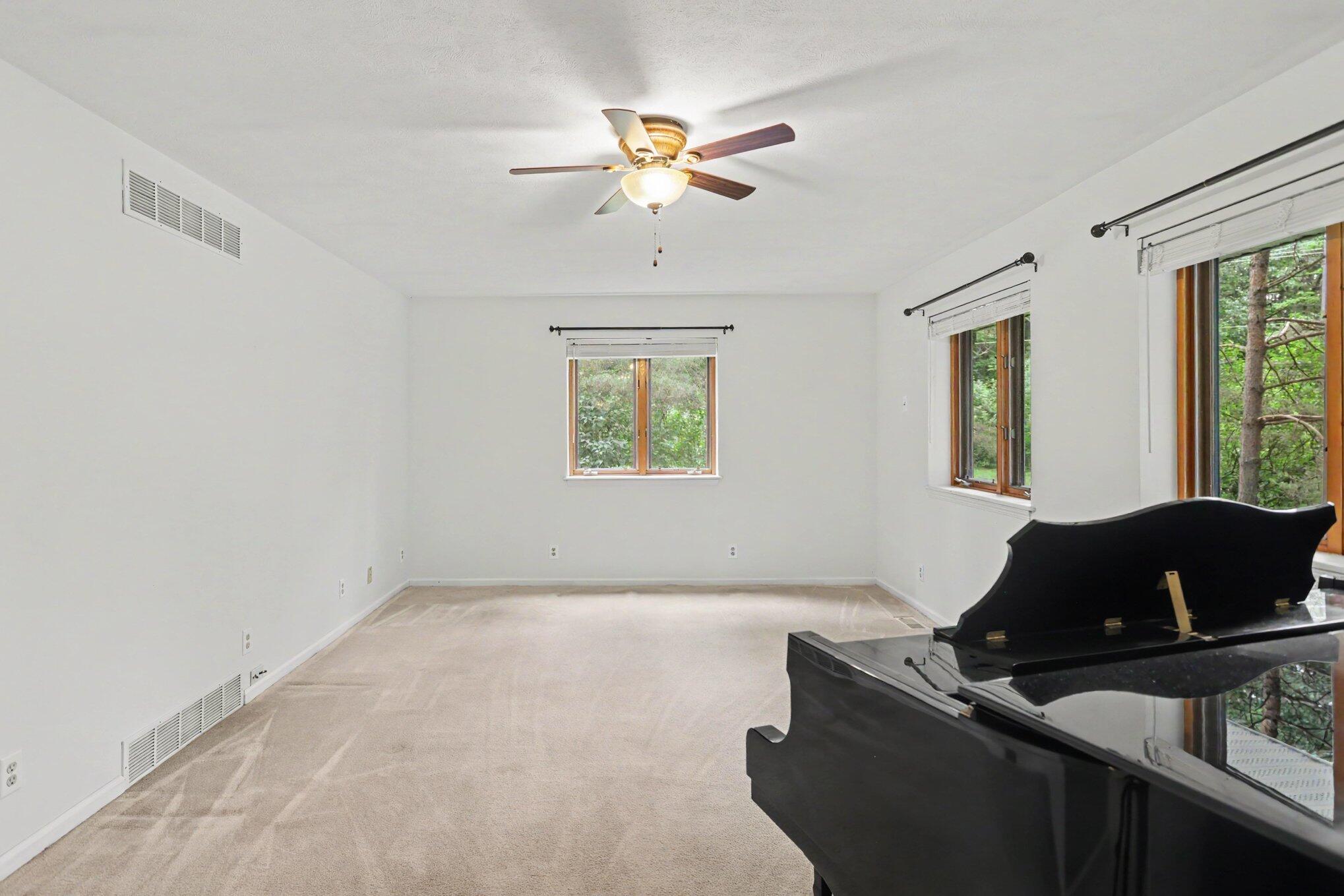 2985 West Kirby Road Battle Creek, MI 49017 - Photo 5 of 31 005_file_9142