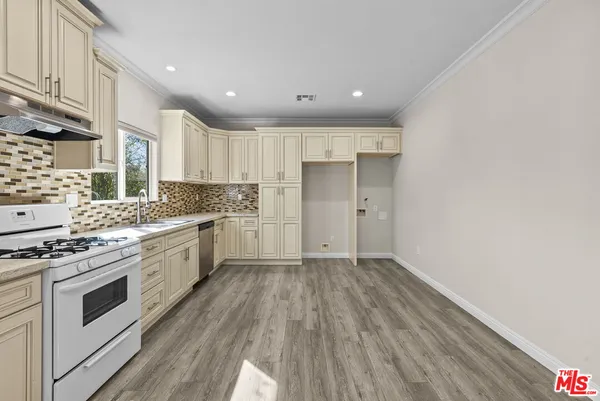 $3,295 | 6715 Cedros Avenue, Van Nuys, CA 91405