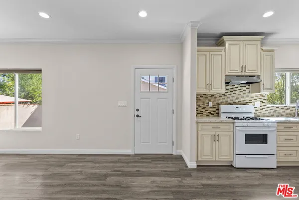 $3,295 | 6715 Cedros Avenue, Van Nuys, CA 91405