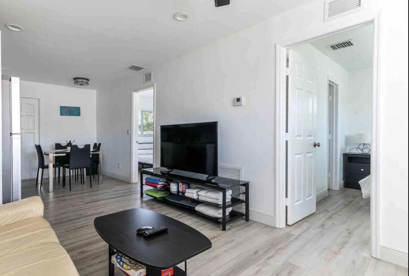 2499 Northeast 2nd Avenue, Unit B Boca Raton, FL 33431 - Photo 4 of 12 IMG_8645