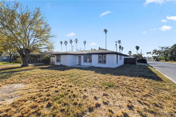 a view of a house with a yard