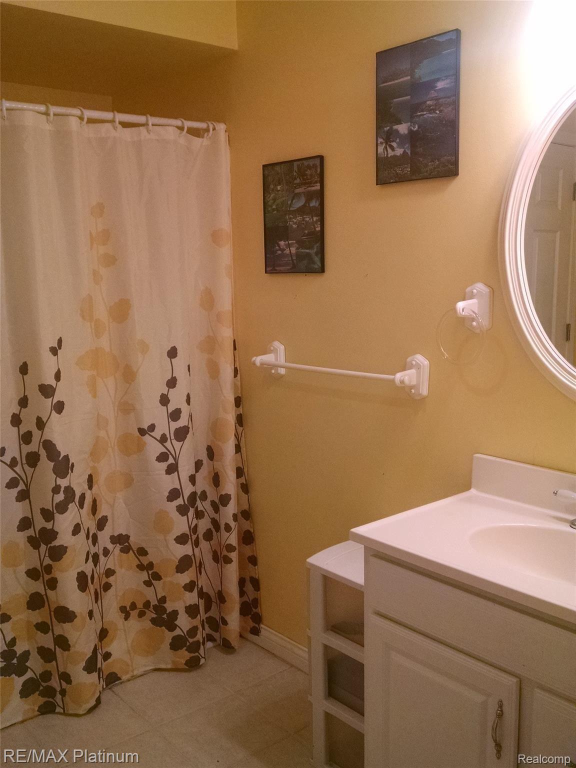 4052 Cedar Lake Road Howell, MI 48843 - Photo 17 of 34 3rd/lower level full bath