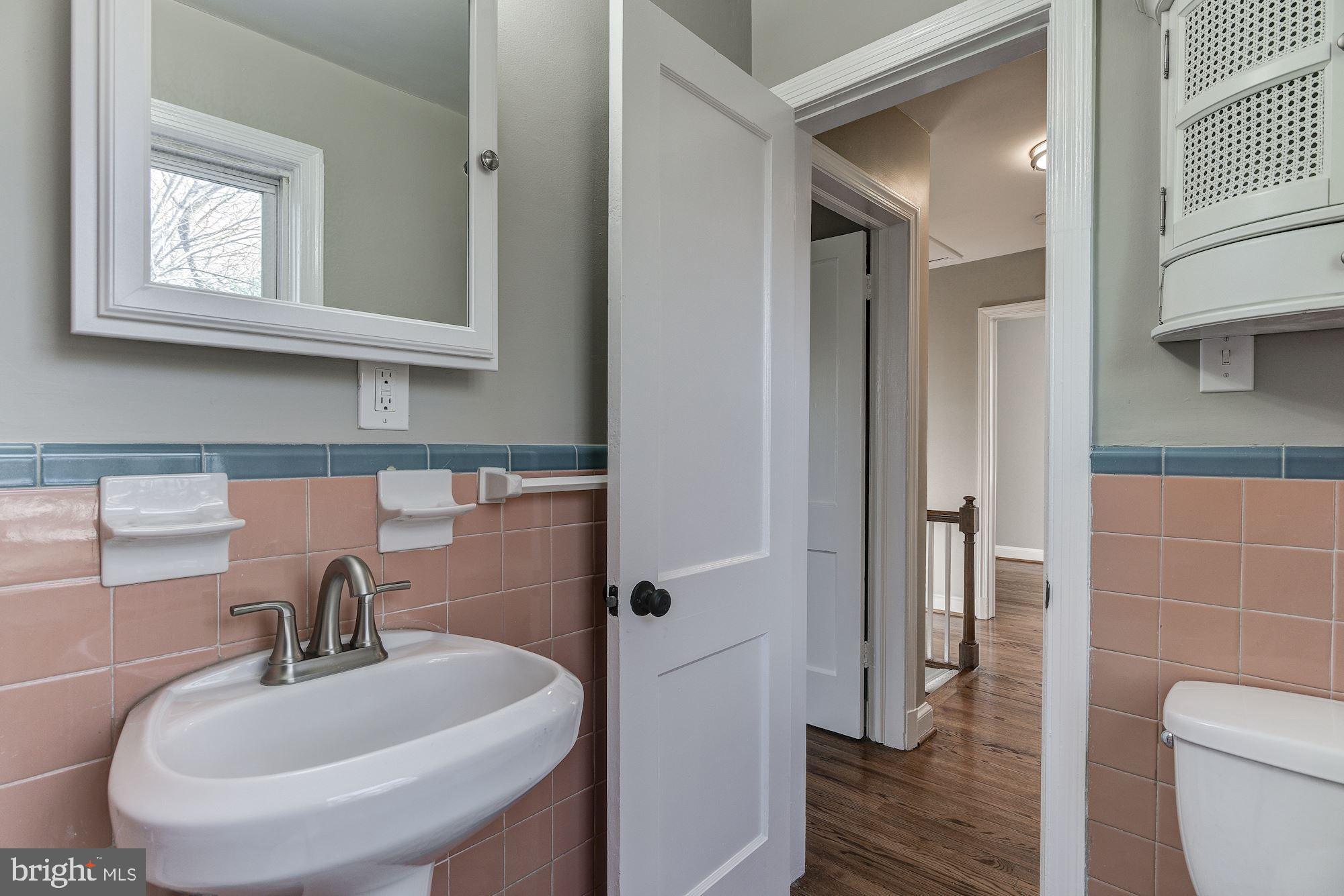 11512 Grandview Avenue Silver Spring, MD 20902 - Photo 22 of 27 Upper Full Bath