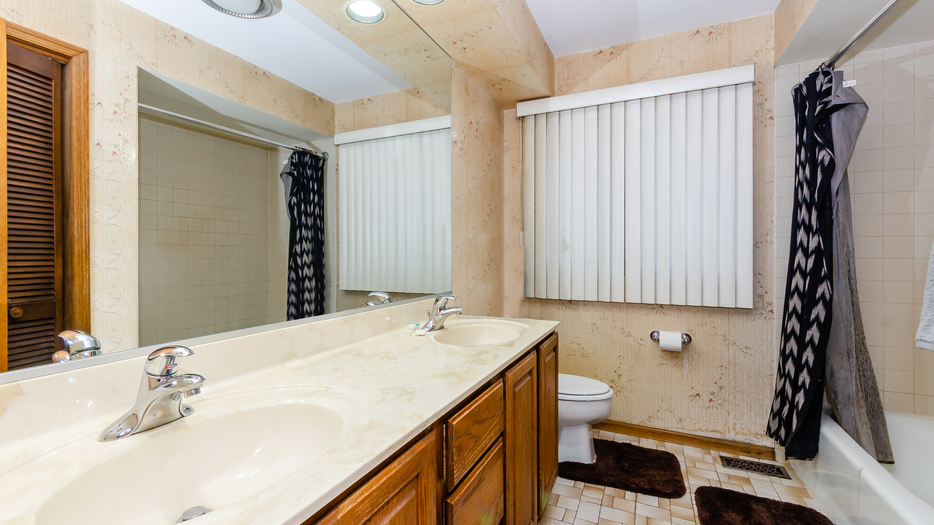 940 Gannon Drive Hoffman Estates, IL 60169 - Photo 15 of 20 a bathroom with a sink a toilet and shower