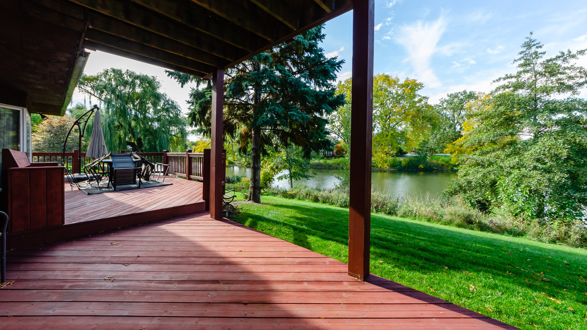 940 Gannon Drive Hoffman Estates, IL 60169 - Photo 3 of 20 a view of a patio with dining table chairs and a yard