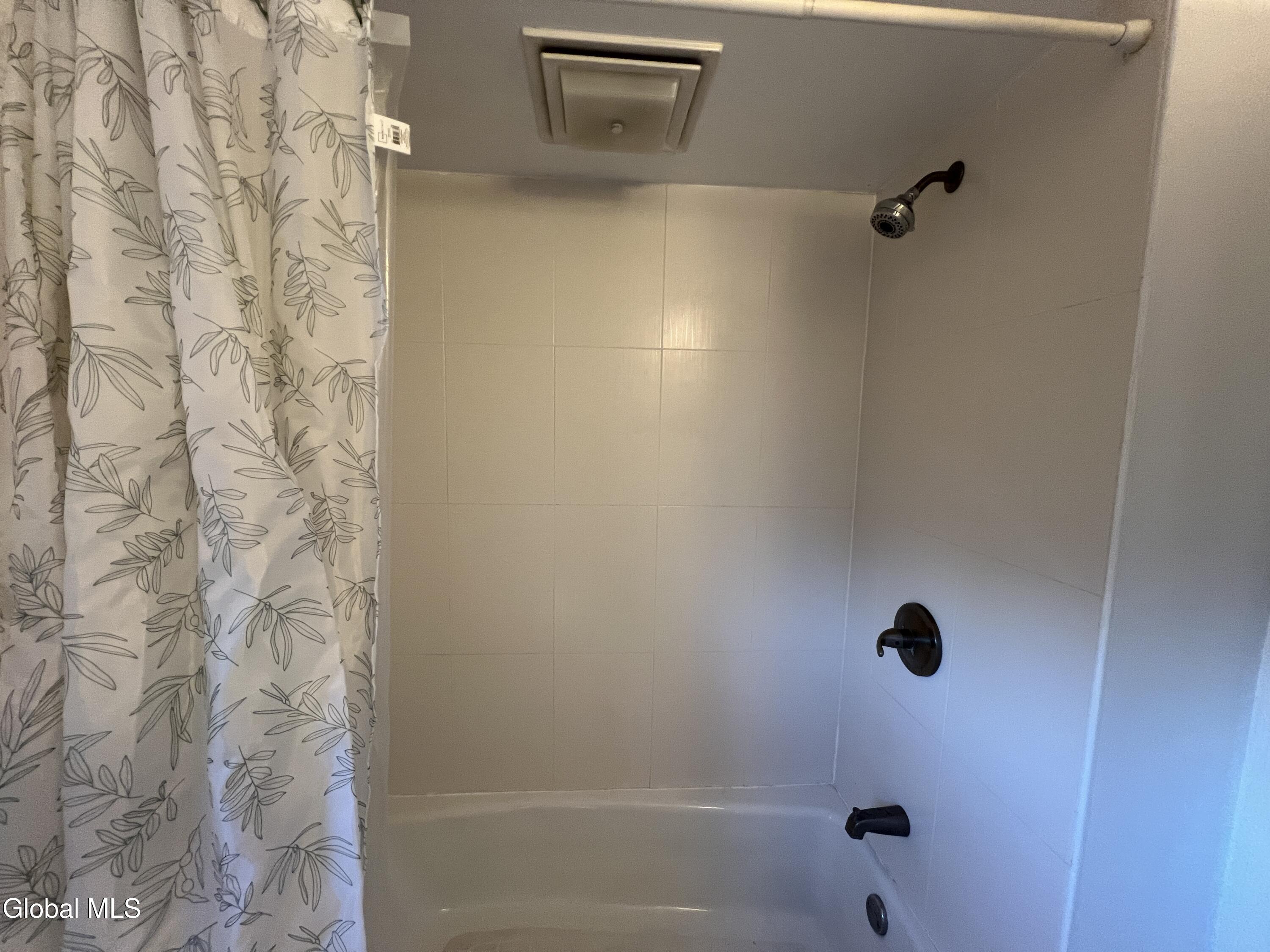 11-21 Ashdown Road, Unit 15D Clifton Park, NY 12019 - Photo 12 of 15 Bathroom