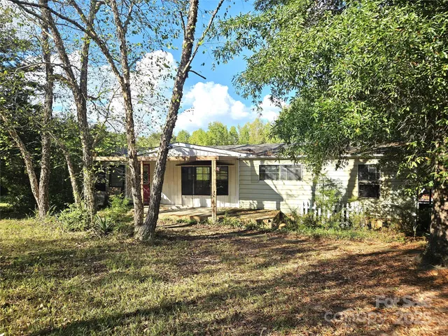 a view of a house with backyard